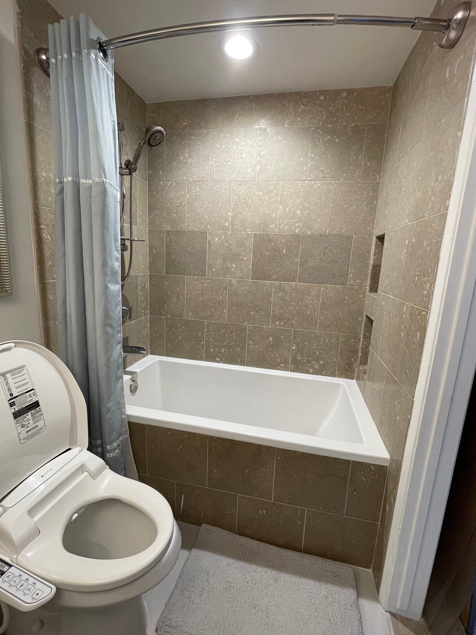 Secondary bathroom with a soaking tub - 612 S Barrington Ave