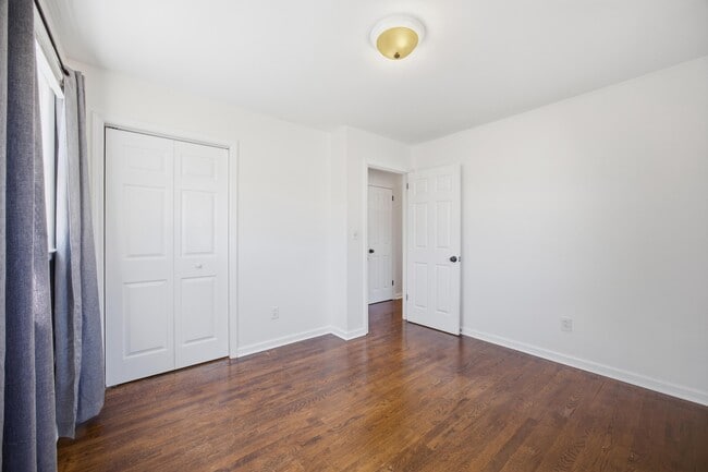 Building Photo - 2147 Palms Dr