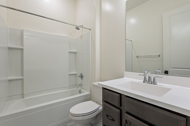 Building Photo - 5 BEDROOM 4 BATH SINGLE FAMILY HOME