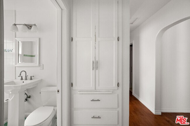 Building Photo - 5227 Etheldo Ave