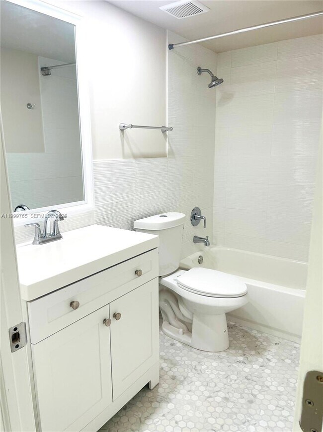 Building Photo - 11840 NE 19th Dr