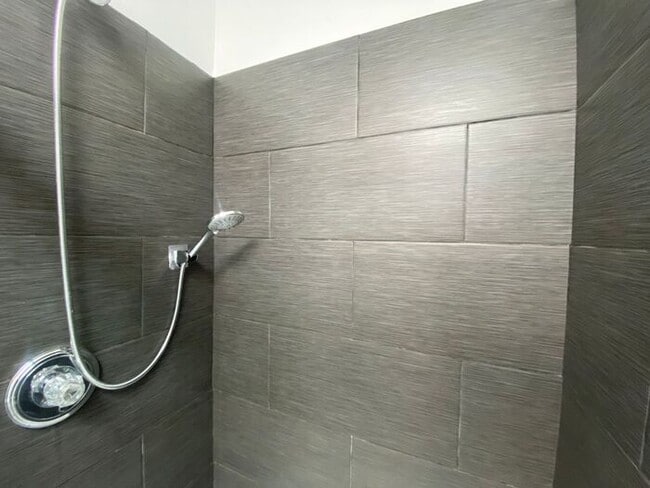 Building Photo - Stunning 2 Bed / 2 Bath Home Near Lake Murray!