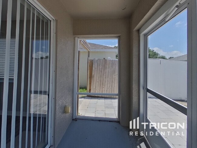 Building Photo - 11749 Lynmoor Dr