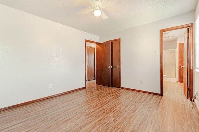 Building Photo - 3 Bed 2 Bath in OKC!