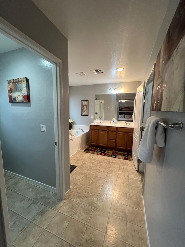 Building Photo - Furnished & Flexible 3 Bed, 2.5 Bath home ...