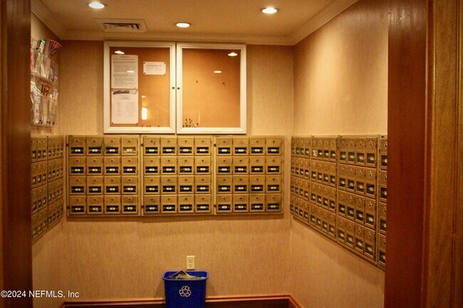 Building Photo - 400 E Bay St