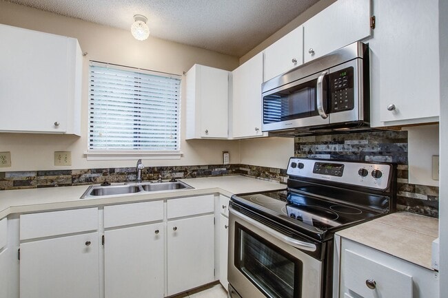 Building Photo - Cozy 2 Bedroom 2 Bathroom Condo in Seagate Village!
