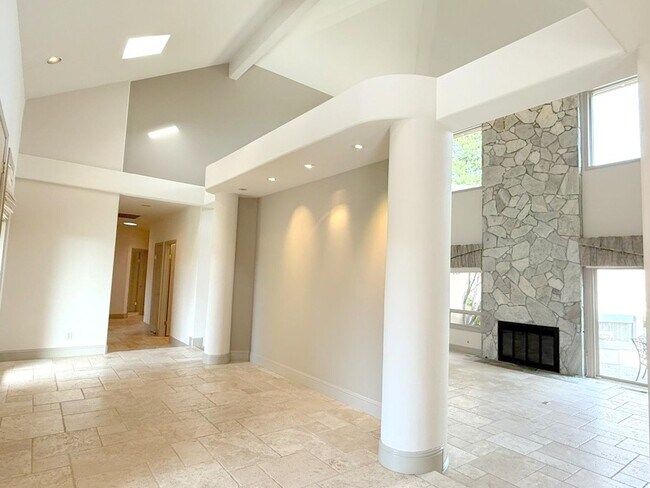 Building Photo - Beautiful custom one story estate located on one of the most desirable streets in Blackhawk Count...