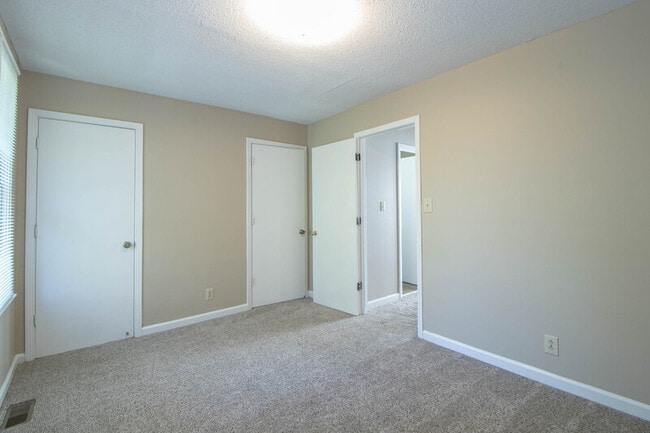 Building Photo - 812 Golf View Pl