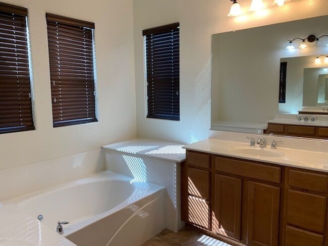 Building Photo - Spacious Four Bedroom, Three Bath Home in ...
