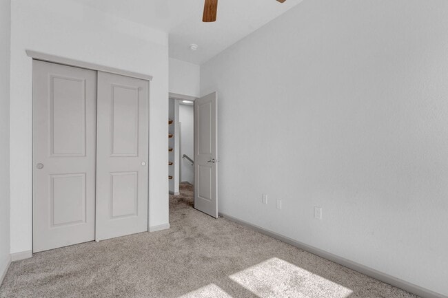 Building Photo - Townhome 3Bed 2Bath - Long Realty and Property Reality