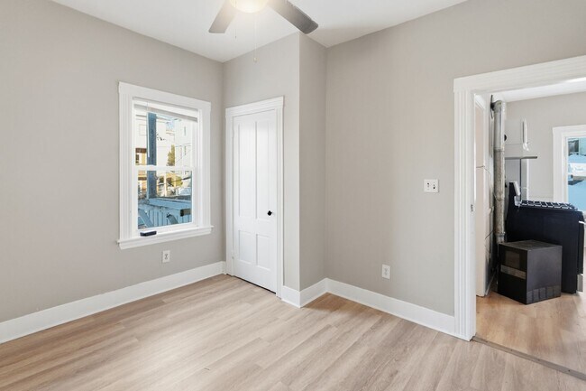 Building Photo - 47 Fox St