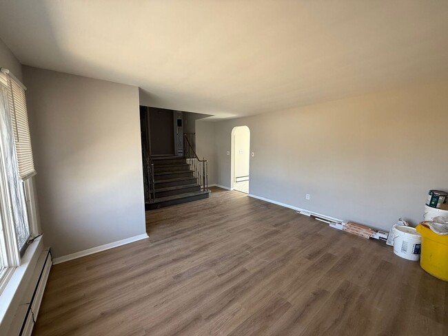 Building Photo - Townhome features 3 bedrooms and 2 bathroo...