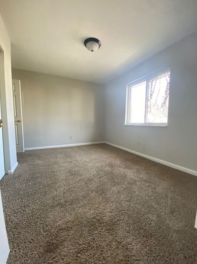 Building Photo - Charming 1Bed/1Bath Apartment with Washer/...