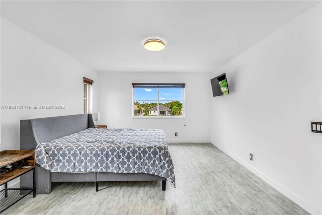 Building Photo - 663 Live Oak Ln