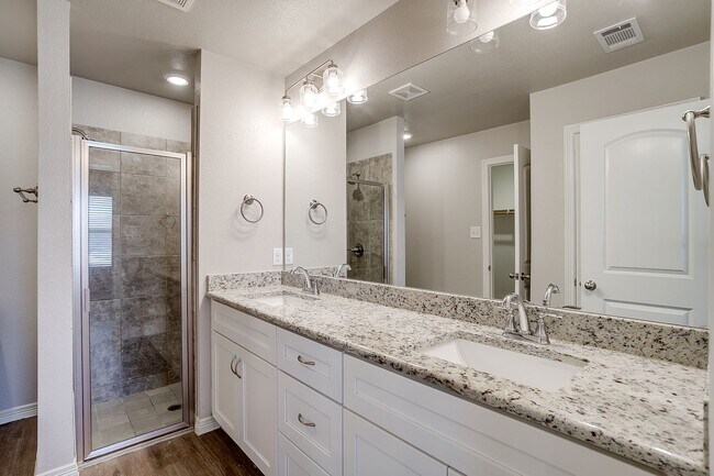 Building Photo - MOVE-IN READY!