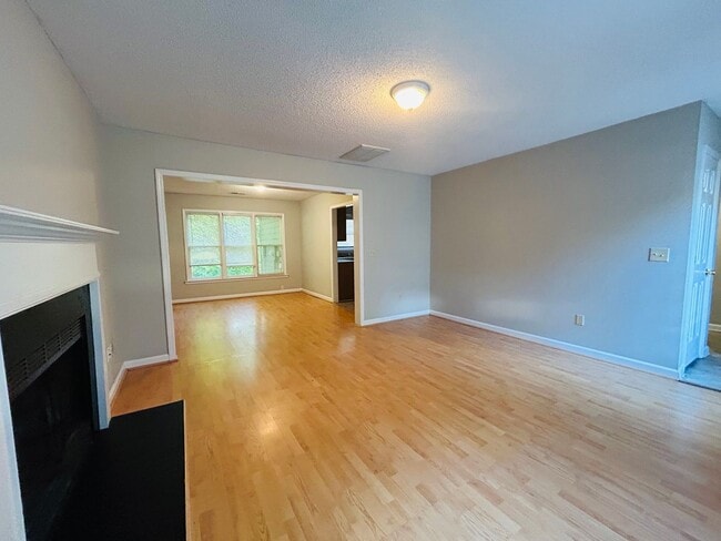 Building Photo - Lovely 3 bedroom, 2.5 bathroom 2-story hom...