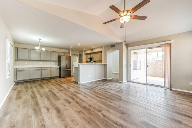 Building Photo - 1109 W Bluefield Ave