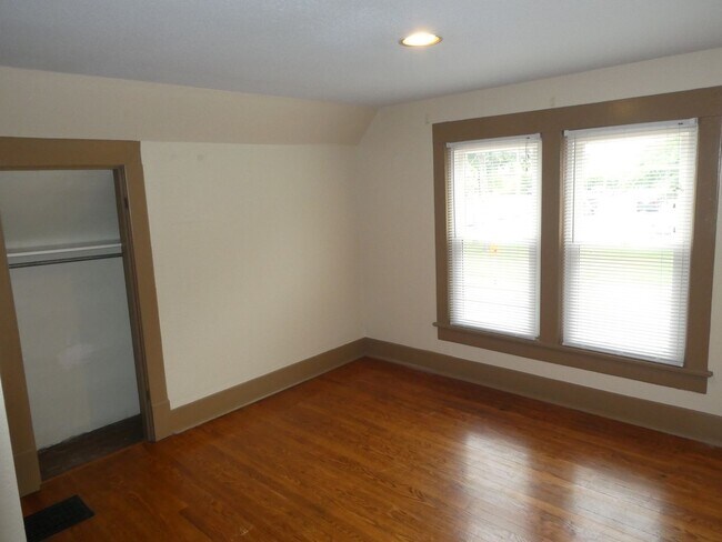 Building Photo - 2 Bedroom House Downtown