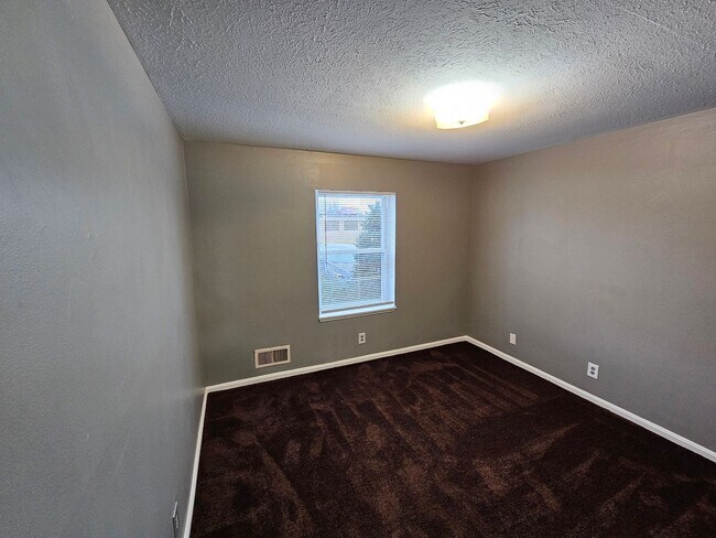 Building Photo - 3706 Noblitt Dr