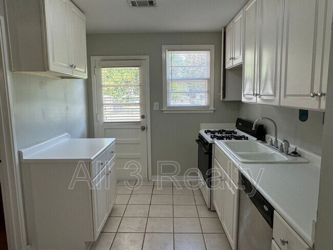 Building Photo - 4259 Hickory Dr