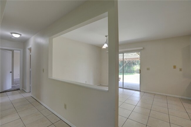 Building Photo - 950 Landsdowne Dr