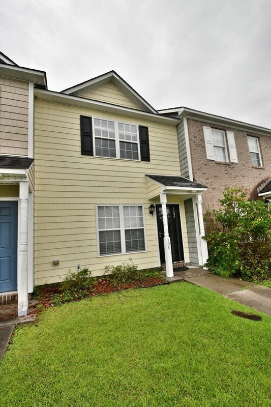 Building Photo - 104 Streamwood Dr