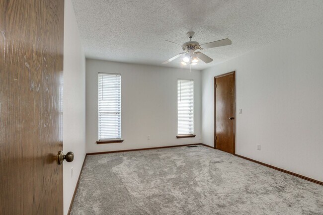 Building Photo - WALK JUST 2 BLOCKS TO EDMOND MEMORIAL – AV...