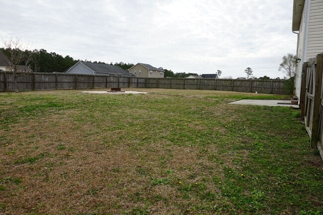 Building Photo - 3 Bedroom 2.5 Bathroom home located in Rogers Farm in Hubert!