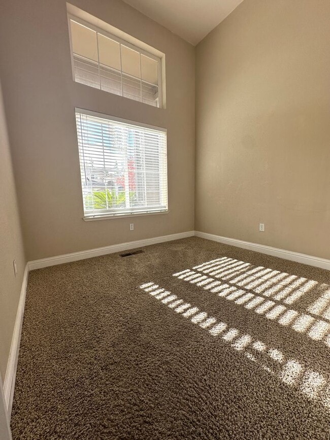 Building Photo - Gorgeous 4 Bed, 2 Bath in Shadow Lakes with SOLAR!