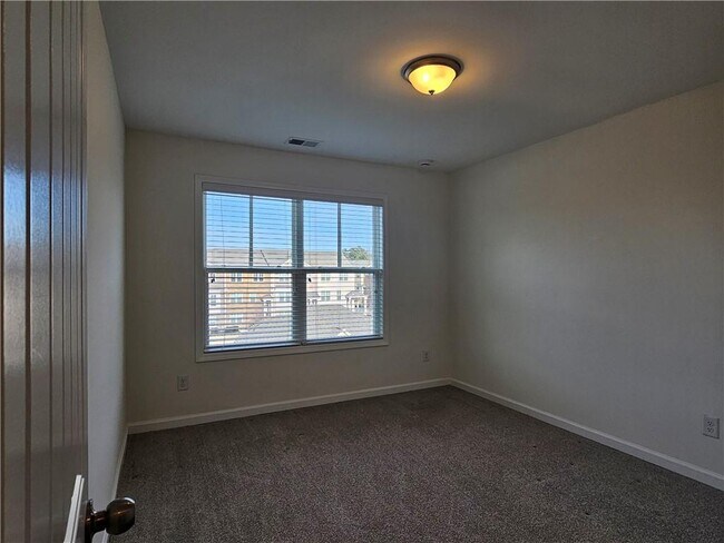 Building Photo - 650 Sunset Park Dr