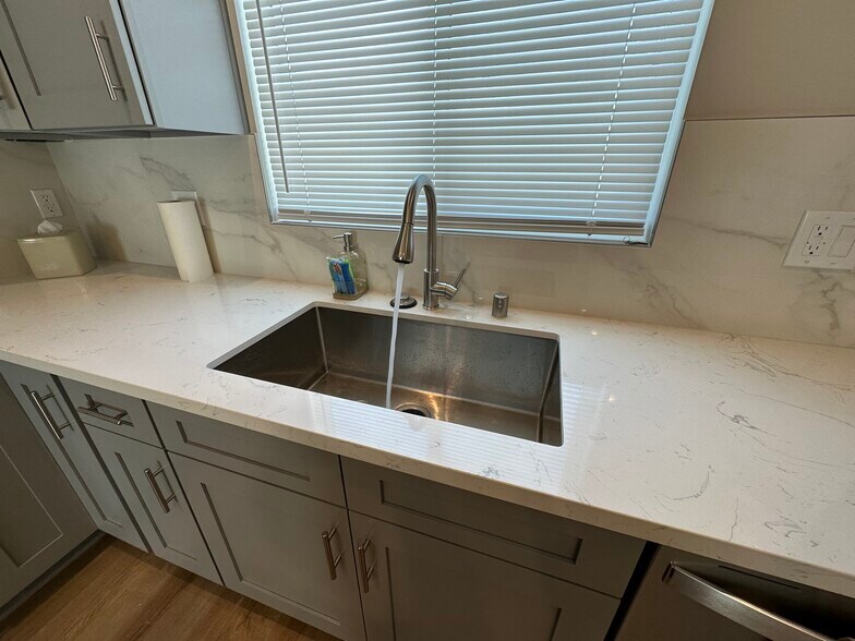 Building Photo - 8436 Oakdale Ave