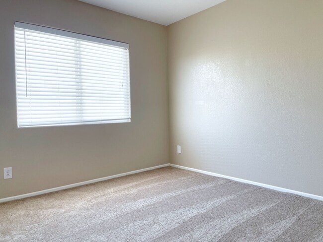 Building Photo - Spacious Living, Granite Counters, Great Location!