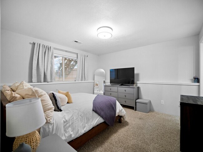 Building Photo - Bright & Comfortable 3 Bedroom Home (Furnished)