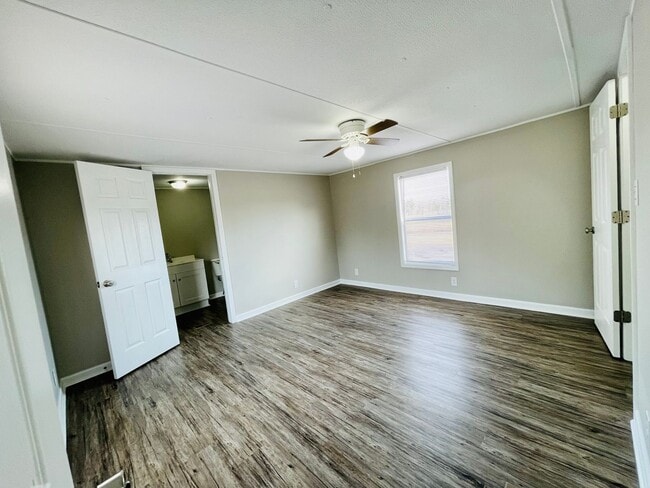 Building Photo - 2bd/2ba Renovated Mobile Home on a Perfect Country Lot Overlooking Farm Fields!