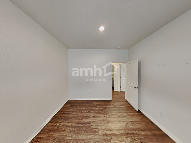 Building Photo - 425 Pebble Bend