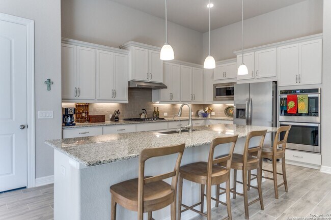 Building Photo - GORGEOUS 3-BEDROOM, 3-BATHROOM SINGLE STOR...