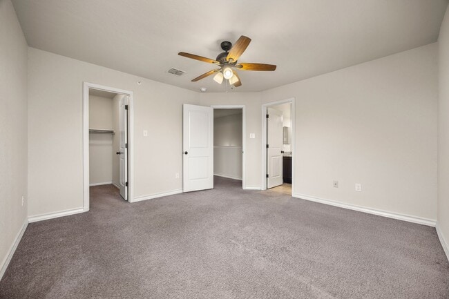 Building Photo - AVAILABLE NOW! Nice 3 bedroom townhouse located in Northeast San Antonio!