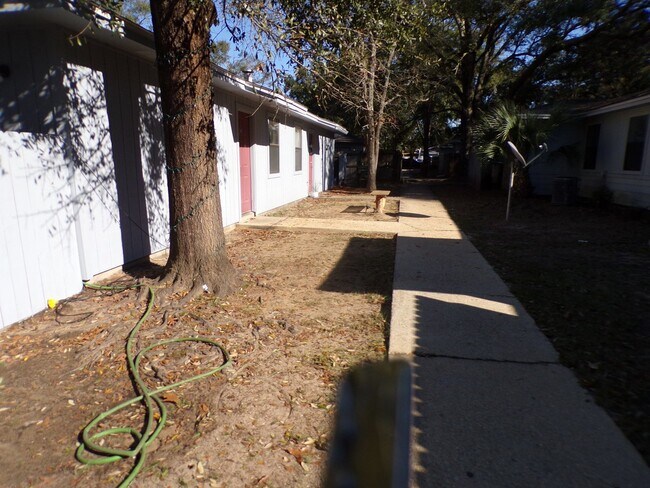 Building Photo - Spacious 2 Bedroom Rental Near Mobile Hwy ...