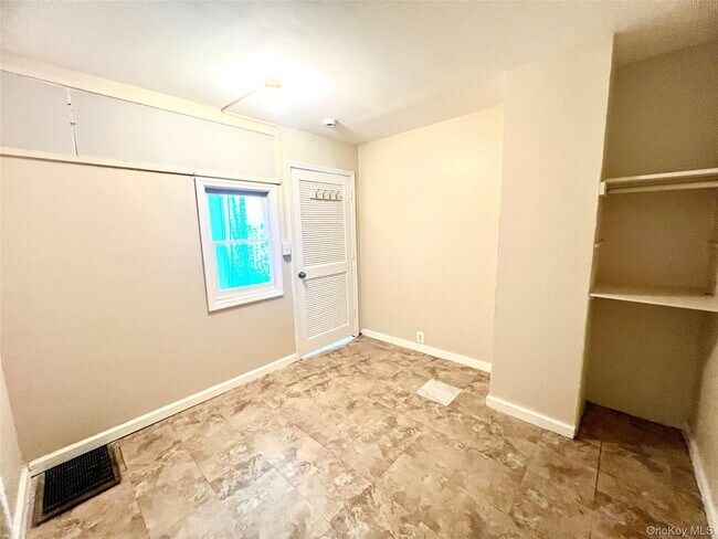 Building Photo - 30 Knapp Ave