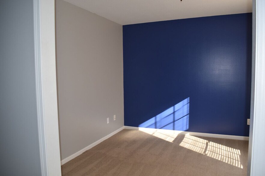 Building Photo - 8549 Hawthorn Hill