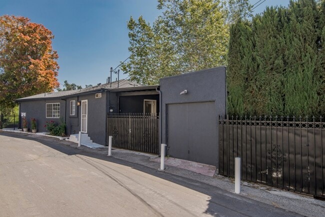Building Photo - 214 S Avenue 50