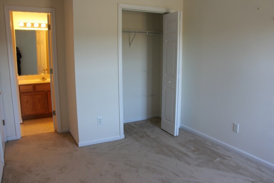 Building Photo - 148 River Walk Ct