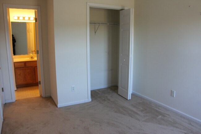 Building Photo - 148 River Walk Ct