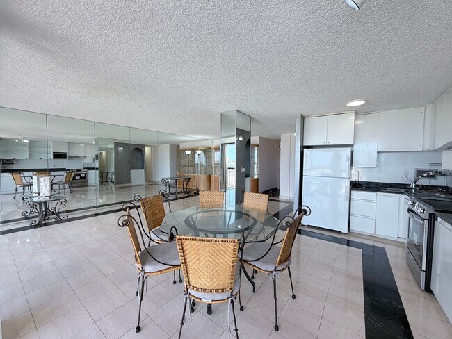 Building Photo - Kahala Towers 3BD/2BA Condo with 1 Parking – Available Now