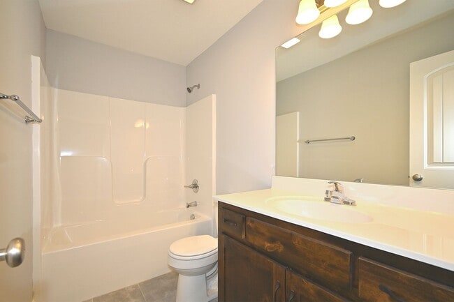 Building Photo - 3 Bedroom 2.5 bath 2 Car Garage   Duplex