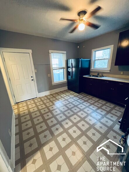 Building Photo - 5128 W Henderson St