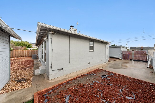 Building Photo - Charming three bed room home offering comf...