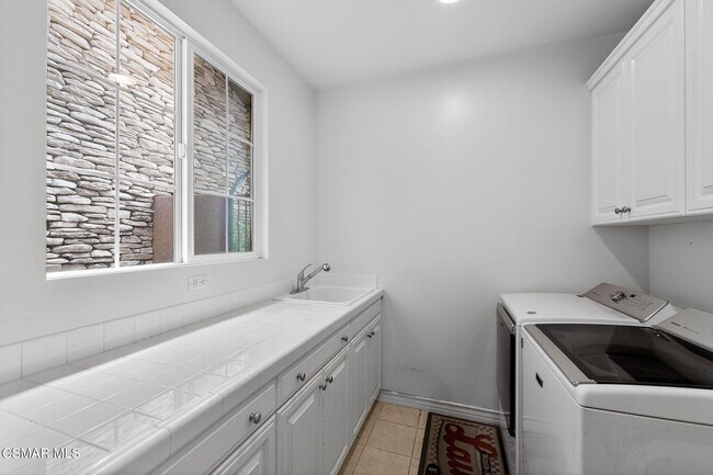 Building Photo - 9651 Sagebrush Ave