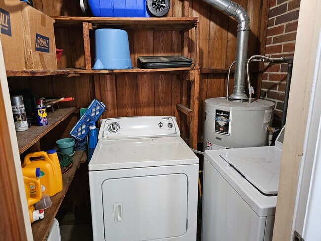 Building Photo - Charming Duplex Unit In Franklin Park